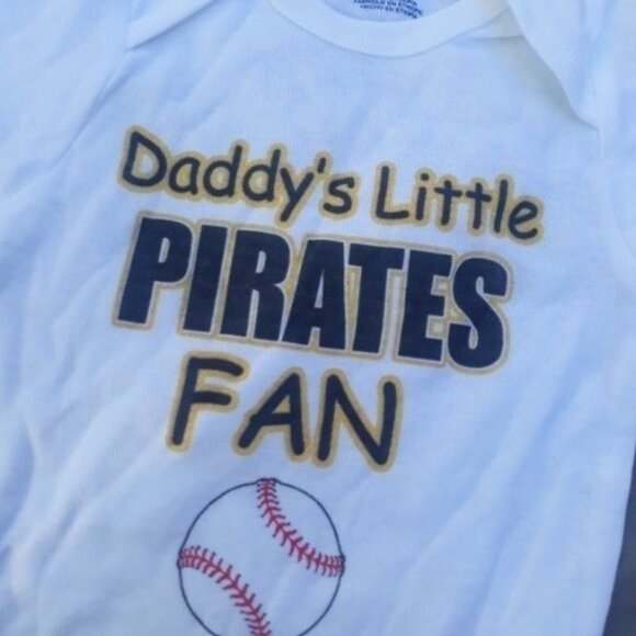 Daddy's Little Pirates Fan Baby Onesie - Picture 2 of 4